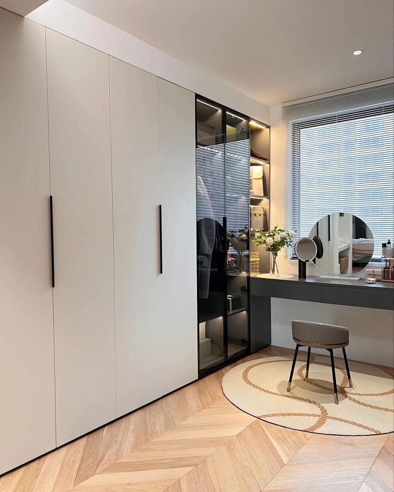 Walk-in closet with light brown glass door panels001 Walk-in closet with light brown glass door panels001