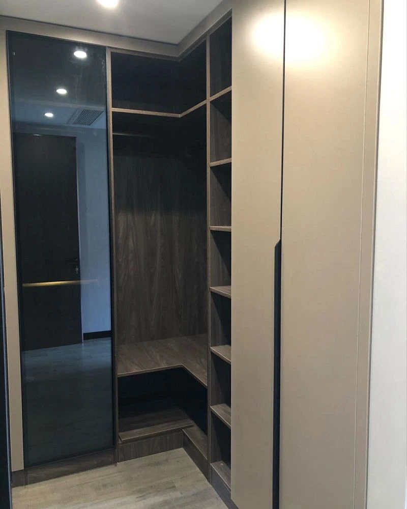 gray and white two-tone walk-in closet001 gray and white two-tone walk-in closet001