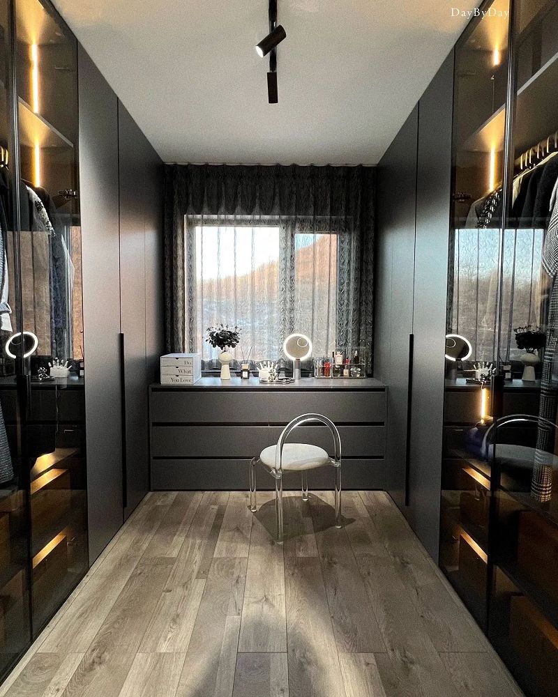 Italian luxury light wood and black frame closet palette001 Italian luxury light wood and black frame closet palette001