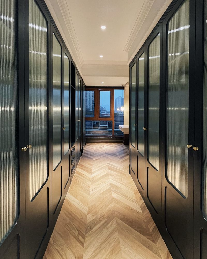 black frame floor-to-ceiling walk-in closet001 black frame floor-to-ceiling walk-in closet001