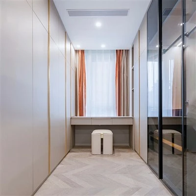 Two-tone Walk-in Closet