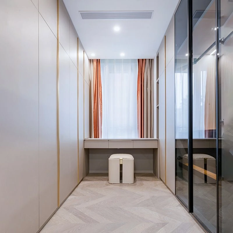 Two-tone Walk-in Closet