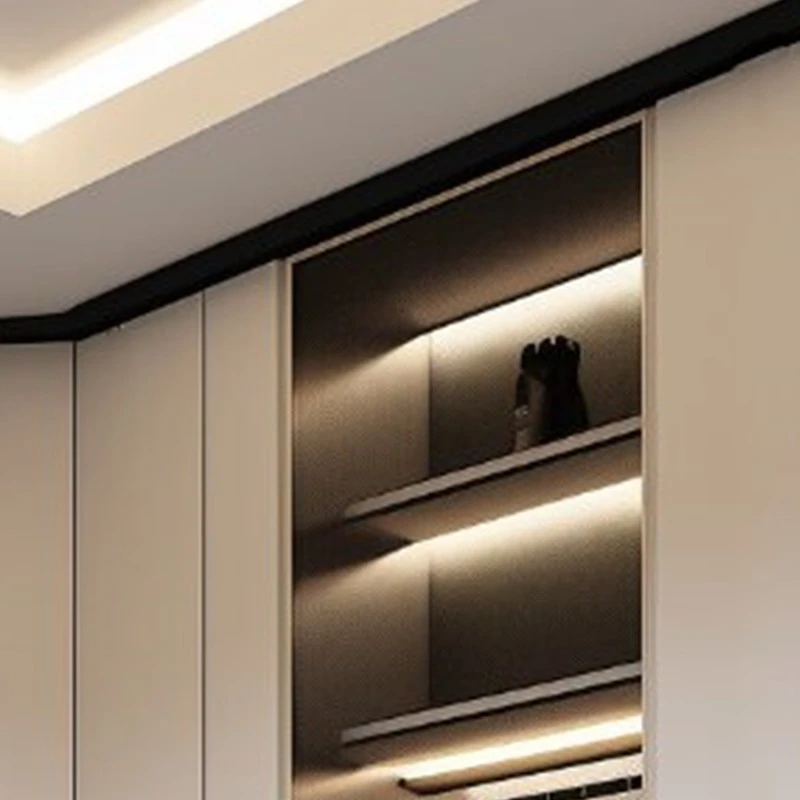 White European-style walk-in closet (3)