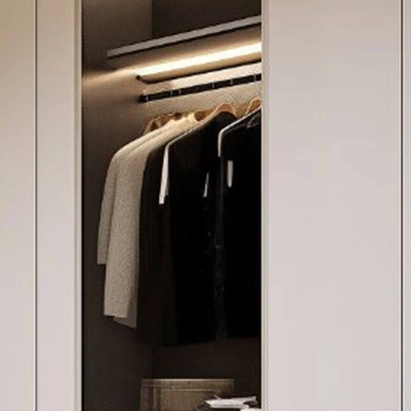 White European-style walk-in closet (4)